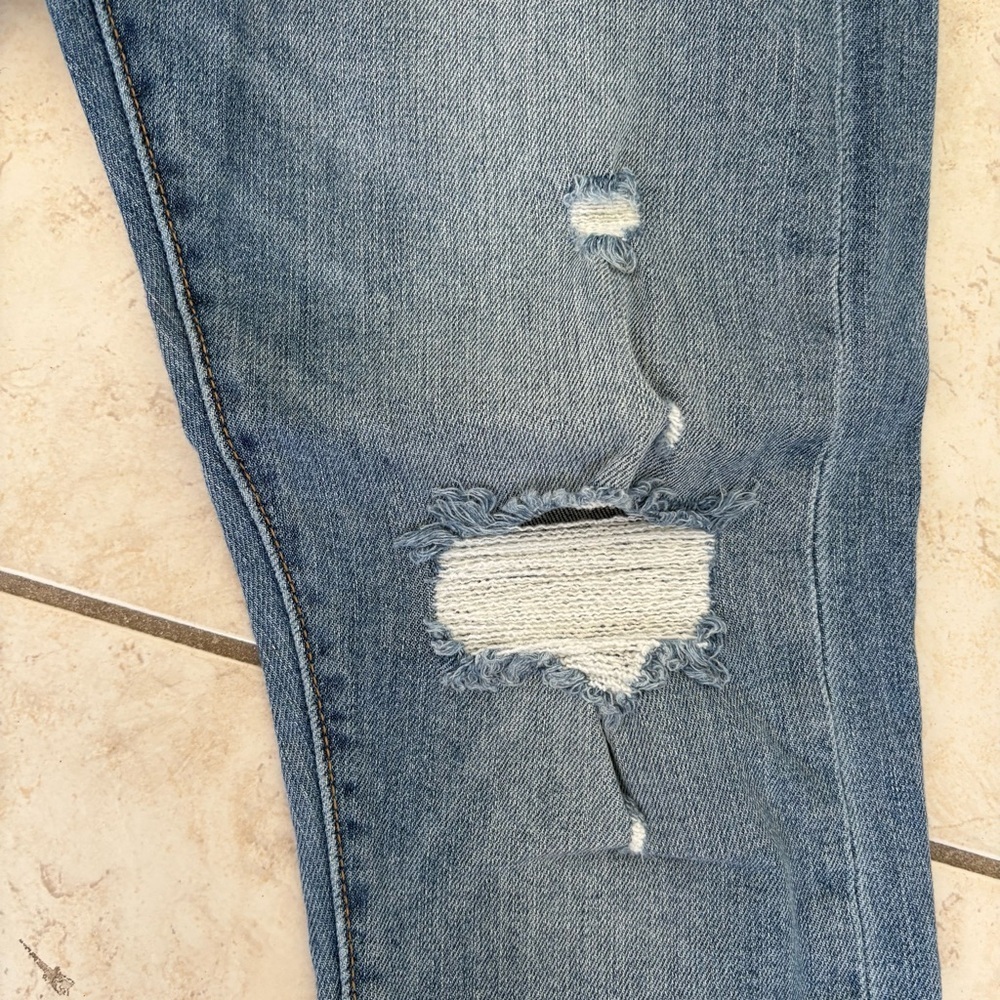 Levi's Straight Leg Jeans in Medium Blue with Distressed Detailing - Picture 7 of 7